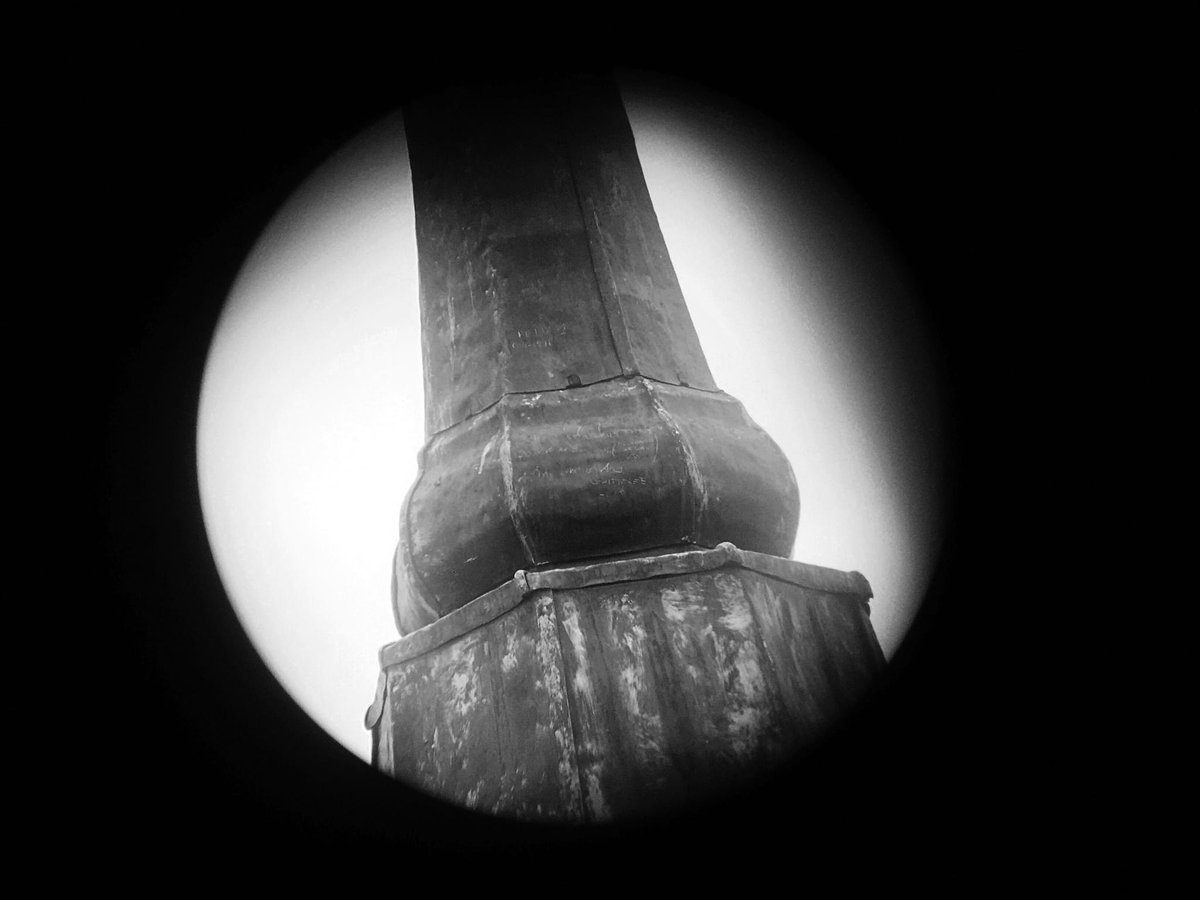 "Apunté al pináculo de la iglesia, puse el zoom a plena potencia, enfoqué y el mensaje se podía leer casi al completo. Fui transcribiendo las palabras a un papel.                                                                            vkm.is/adz