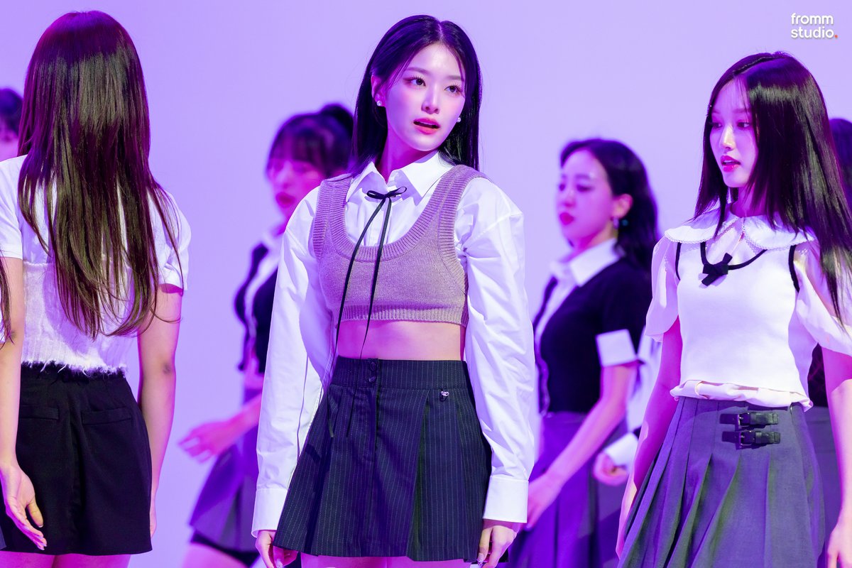 fromm_studio's tweet photo. [#월라이브 - PERFORM🎤] X Loossemble

프롬 스튜디오 ‘월라이브 - PERFORM’
Loossemble (루셈블) 의 비하인드 포토를 공개합니다📷

Loossemble의 월라이브 퍼포먼스는 프롬 스튜디오 채널에서 지금 바로 만나 볼 수 있습니다🖤

🔗 https://t.co/ahHvE3VJcq

#Loossemble #루셈블
@Loossemble_twt https://t.co/DYVBlj4aJM
