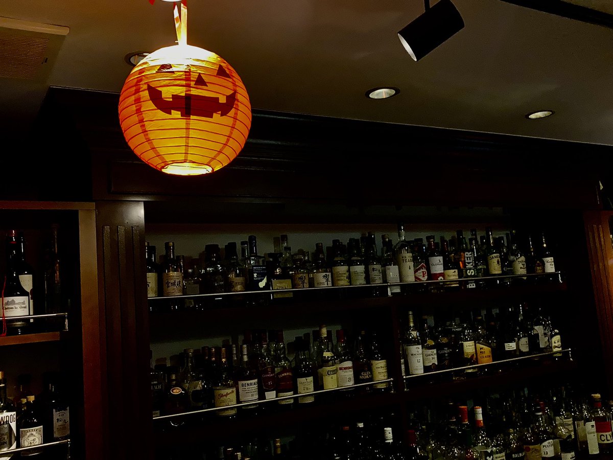 genkabar's tweet photo. 週末のハロウィンイベントに向けて店内装飾中。
こちらはカウンターから我々をみているカボチャ！ https://t.co/Eo3MLIVuhe
