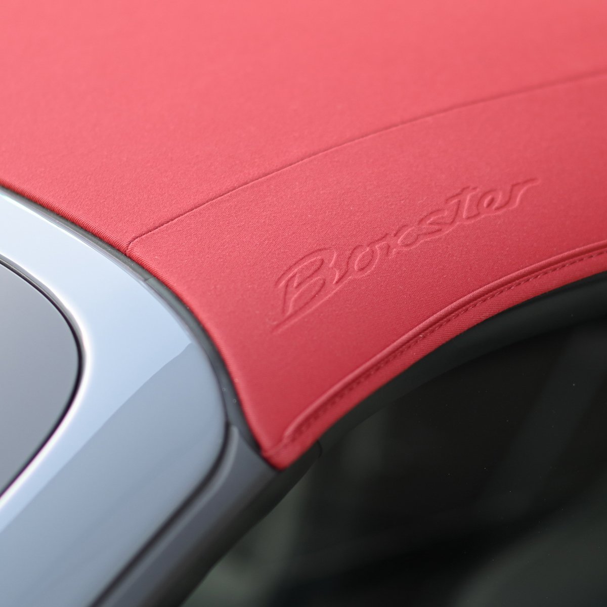 PorscheBeirut's tweet photo. 🇱🇧 The 2023 #718BoxsterStyleEdition's all-electric fabric hood carries the embossed "Boxster" signature, visible both when open and closed. The soft top can be opened and closed in just 12 seconds at speeds of up to 50 km/h – and is available in either Black or Red.
#Porsche https://t.co/4O91X6lqWf