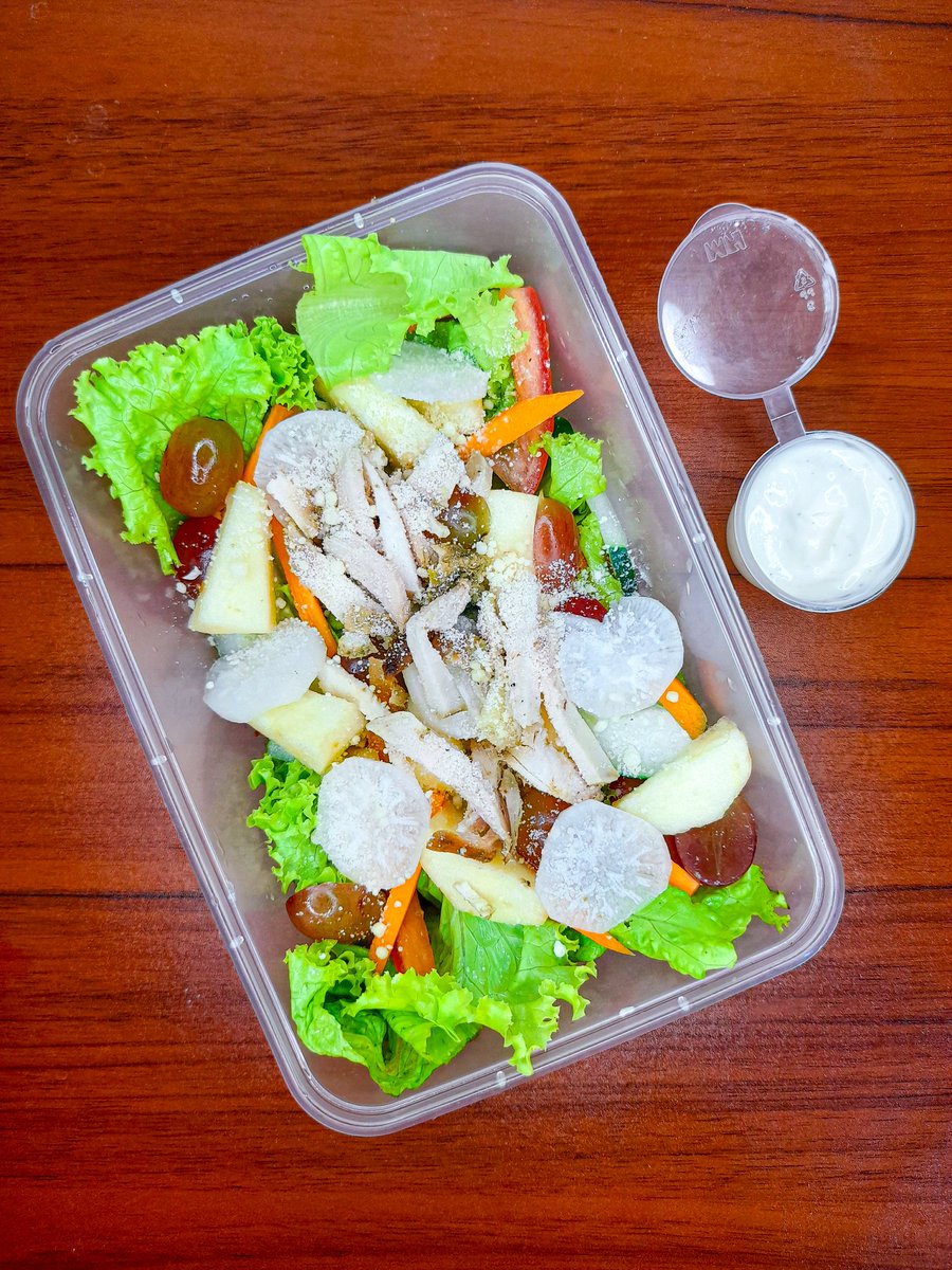 BrewADose's tweet photo. Fruit &amp; Vegetable Salad with Shredded Roasted Chicken - Ranch Dressing

#FruitAndVegetableSalad #ShreddedRoastedChicken #RanchDressing https://t.co/309oZTKCax