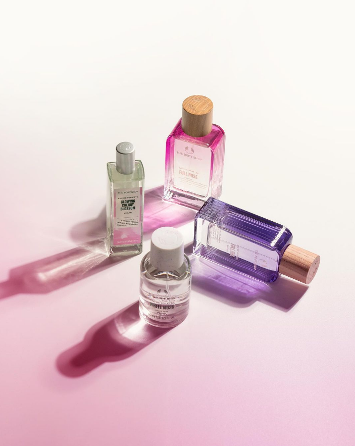 Who loves flowery-powdery kinda scent?! I bet you’ll like all of these fragrances! 😍✨🙌

Ke-4 parfum yang ada di image ini cocok banget dipakai sehari-hari. Bawa kesan yang kalem, tapi tetep elegan!

Ada parfum yang kamu pakai nggak?