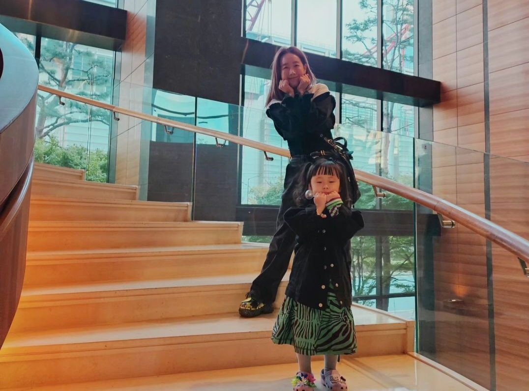 [PICS] Lovely Mother &amp; Daughter moment❤️ [3]
(📸: <a href="/sweetstar0001/">뵬</a>)
#Byul #HaSong