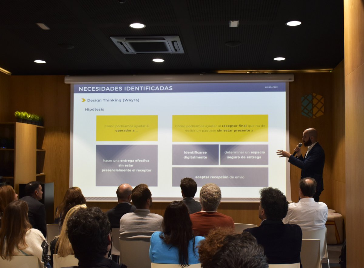 Correoslabs's tweet photo. @aldoratech , una de nuestras startups ganadoras del #RetoLehnica, presentando en el Demoday su prueba piloto ¡para el reparto de paquetes con drones! #startups https://t.co/nORu8HNQqZ