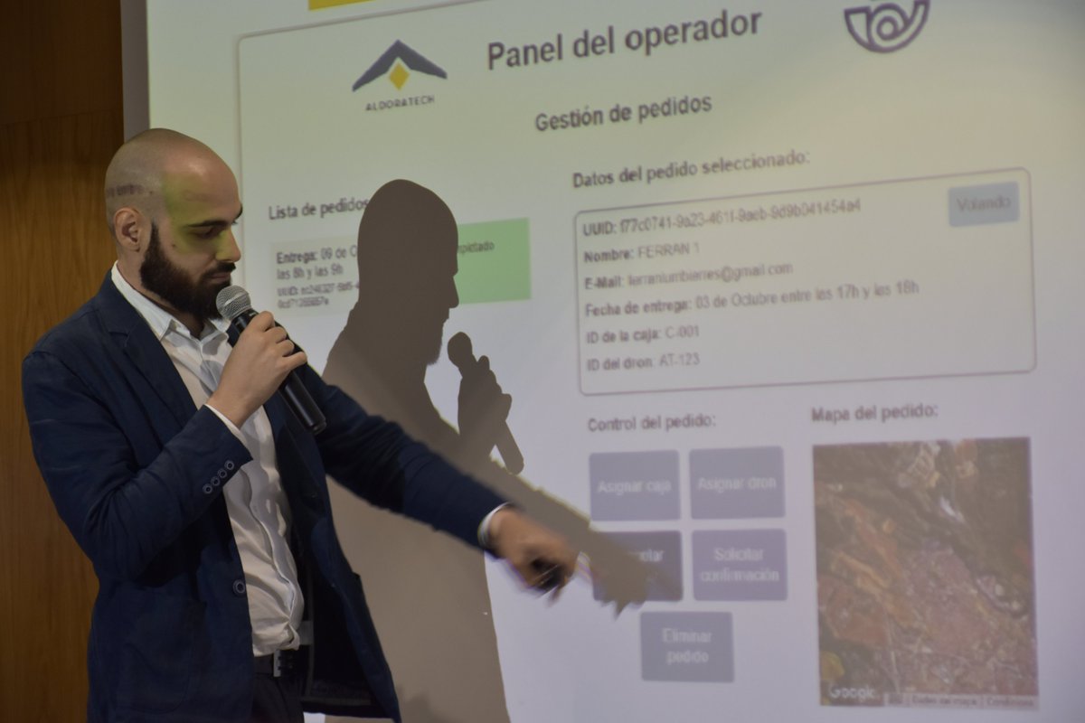 Correoslabs's tweet photo. @aldoratech , una de nuestras startups ganadoras del #RetoLehnica, presentando en el Demoday su prueba piloto ¡para el reparto de paquetes con drones! #startups https://t.co/nORu8HNQqZ