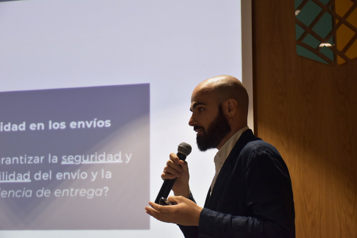 Correoslabs's tweet photo. @aldoratech , una de nuestras startups ganadoras del #RetoLehnica, presentando en el Demoday su prueba piloto ¡para el reparto de paquetes con drones! #startups https://t.co/nORu8HNQqZ