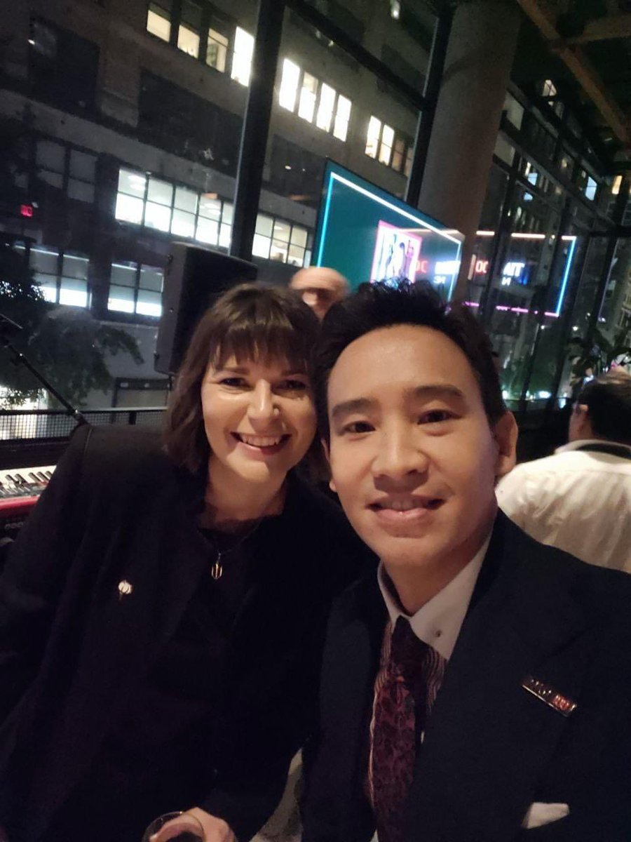 Pita_MFP's tweet photo. TIME 100 NEXT Gala

สิ่งที่ผมภูมิใจจากการเลือกตั้งที่ผ่านมา ผมเรียกว่าเป็นปรากฏการณ์เลย มันไม่ใช่เป็นเรื่องของผมคนเดียว มันเป็นเรื่องของประชาชนคนไทยที่ส่งเสียงต้องการความเปลี่ยนแปลง

14 พฤษภาคม 2566 เป็นการเลือกตั้งครั้งหนึ่งที่มีผู้ออกมาใช้สิทธิ์ใช้เสียงมากที่สุด เป็นการเลือกตั้งครั้งหนึ่งที่มีการเลือกตั้งล่วงหน้ามากที่สุด เป็นการเลือกตั้งครั้งหนึ่งที่มีคนไทยจากทั่วประเทศ และ 90 กว่าประเทศ ถ้าออกมาใช้สิทธิ์เลือกตั้ง ถึงแม้จะใช้เวลาน้อย ถึงแม้เว็บไซต์ กกต. จะล่ม คนก็ยังมาใช้สิทธิ์กันถล่มทลาย

คิดว่าเป็นเรื่องแบบนี้ที่เป็น มิราเคิล ออฟ ไทยแลนด์ ในปีนี้ เป็นลักษณะการออกมาใช้สิทธิ์ใช้เสียงในประเทศกว่า 76% ส่วนคนไทยที่อยู่ต่างประเทศนี่ ลงทะเบียนมาหนึ่งแสนกว่า และไปโหวตอยู่ 90,000 กว่า คิดเป็น 86-87 % ของคนใช้สิทธิ์ จากคนที่ออกมาจากเมืองไทยเป็นเวลานานๆ พวกนี้ไม่ใช่สิ่งที่เกิดขึ้นง่ายๆ ก็ขอมอบรางวัลแห่งเกียรติยศอละความภูมิใจนี้ให้กับพี่น้องคนไทยทุกคน รวมถึงคนไทยที่ใช้ชีวิตอยู่ในต่างประเทศที่ยังไม่ลืมประเทศไทยด้วยครับ

ด้วยเหตุนี้การเดินทางมาสหรัฐอเมริกาครั้งนี้ของผม จึงไม่ใช่เพียงแค่การมาร่วมงานของนิตยสารไทม์ แต่ยังต้องการเดินทางมาขอบคุณพี่น้องคนไทยในต่างแดนที่ช่วยกันออกมาลงคะแนนเลือกตั้งในรอบที่ผ่านมา และต้องการใช้เวลาพูดคุยสอบถามเพื่อช่วยเหลือแก้ไขปัญหาให้กับคนไทยในต่างแดน และยังได้เดินหน้าไปพบปะกับภาคเอกชน ภาควิชาการ ของต่างชาติ เพื่อร่วมกันหารือแลกเปลี่ยนประสบการณ์ หาแนวทางพัฒนาประเทศไทย ให้คนไทยมีสิทธิเสมอภาคเท่าเทียมกัน และมีคุณภาพชีวิตอยู่ดีกินดีก้าวไกลเท่าทันโลกครับผม