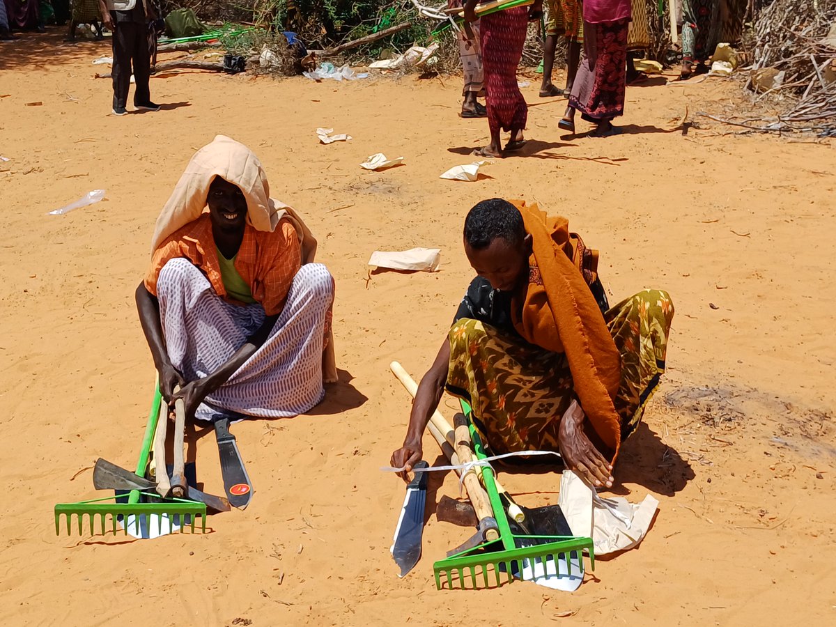 wardirelief's tweet photo. With heavy rains comes the responsibility to feed the nation. @wardirelief, in partnership with @iamCARITAS through @GermanyDiplo, distributed #quality drought-resistant seeds &amp; farm tools to 350 farmers from 3 villages in #Jalalaqsi #Hiran region. #FoodSecurity #ClimateChange https://t.co/LaG7jgmNZR