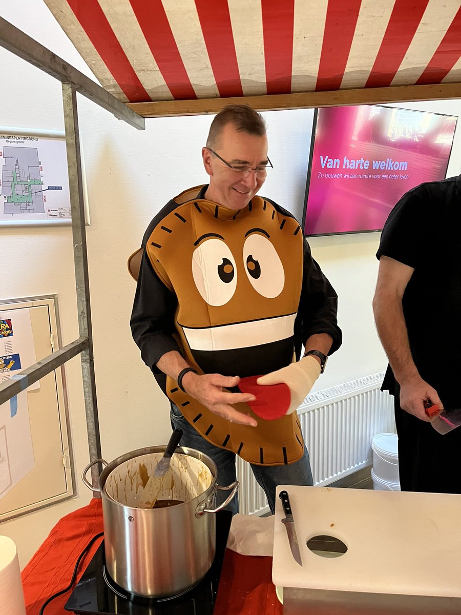 Warm ontvangst op kantoor vanochtend  <a href="/VanWijnenGroep/">Van Wijnen</a> Groningen. Randolf 60 jaar en trakteert 😁