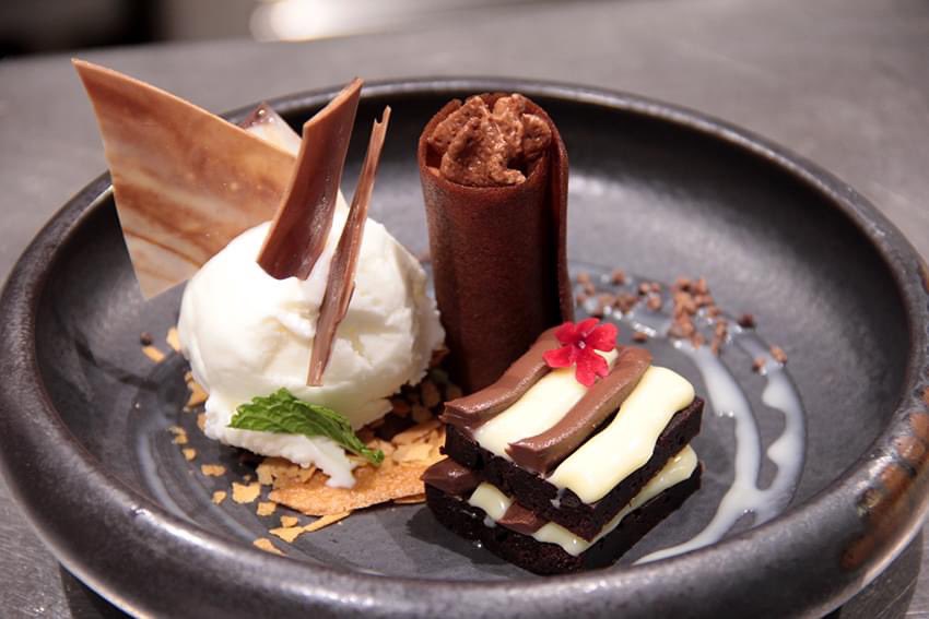 Nuestro postre de chocolate con helado de yogurt y salsa de jengibre

#CasaUrola