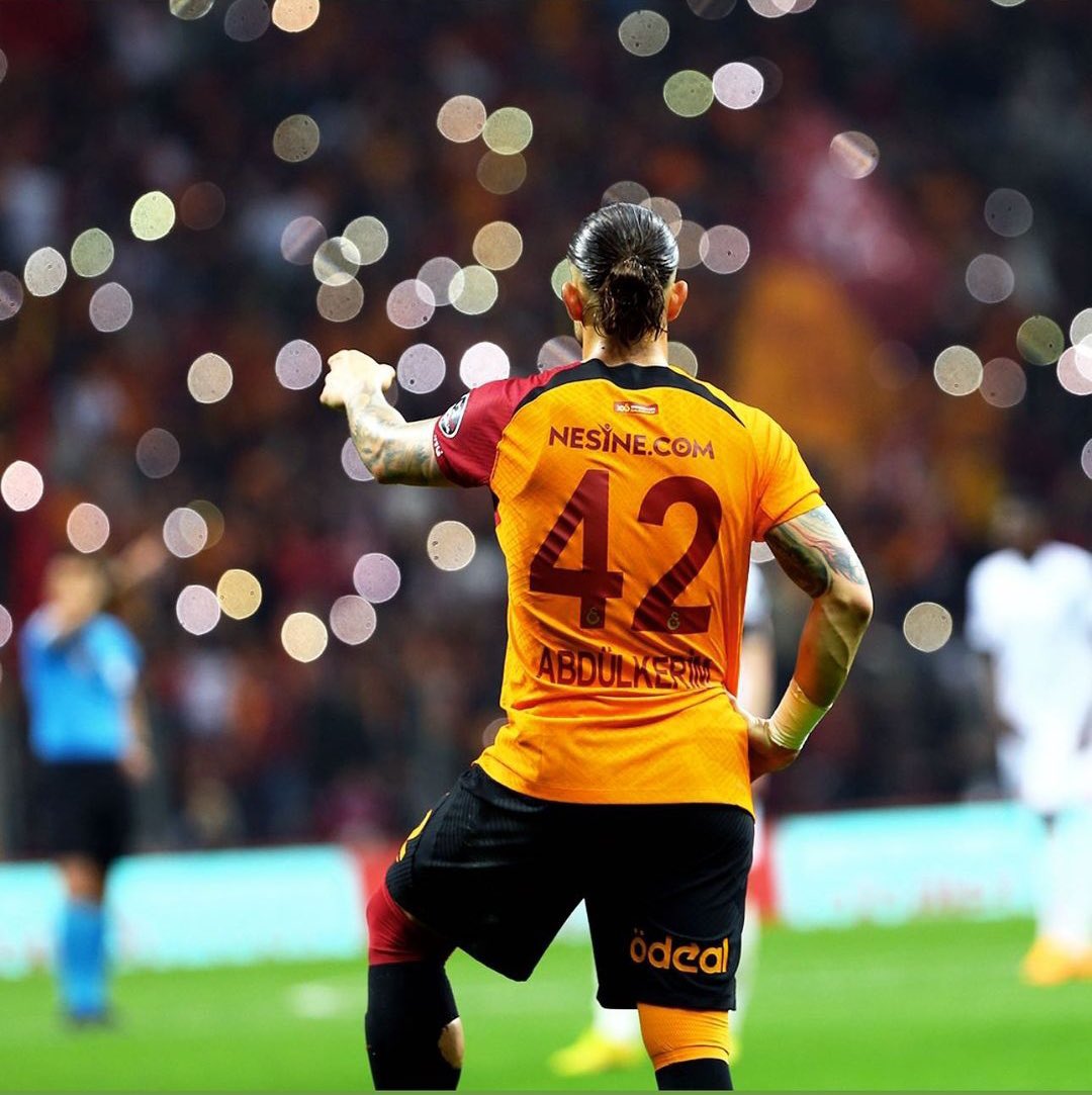 atavratfelipe's tweet photo. Ben bu adamın yeteri kadar abartılmadığını düşünüyorum. Uzun zamandır Galatasaray'da bu şekilde ruhuyla oynayan bir stoper hatırlamıyorum. https://t.co/30QK5RuYPR
