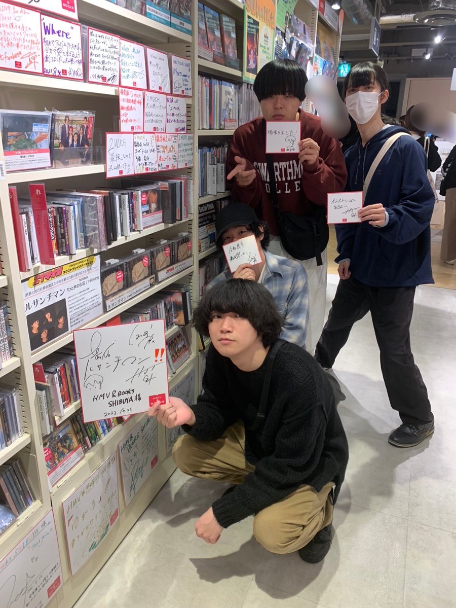 HmvBooksShibuya's tweet photo. 【#ルサンチマン】1st FULL ALBUMで2枚組という力作💿💿『#ひと声の化石 / #rebury』が発売日の「ルサンチマン」の皆さんがご来店‼️
色紙にサイン＆メッセージ頂いてます✍️🏻
HMV限定特典はステッカー、さらに11/8のライブ券、直筆サイン入りポストカードと盛りだくさん✨
是非当店で購入を🎁 https://t.co/4zMVyNY2bj