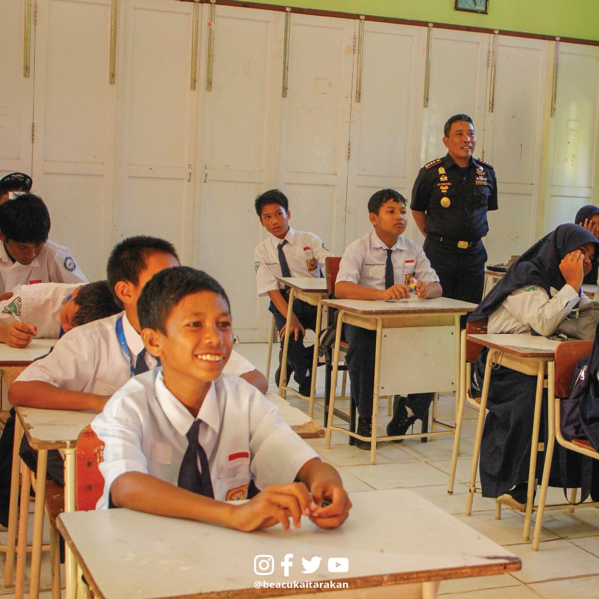 beacukaitarakan's tweet photo. Dengan kegiatan Kemenkeu Mengajar ini, diharapkan dapat menjadi wujud nyata keikutsertaan Bea Cukai dalam memberikan ilmu dan informasi bagi calon penerus bangsa. https://t.co/LhVAMhH7lS
