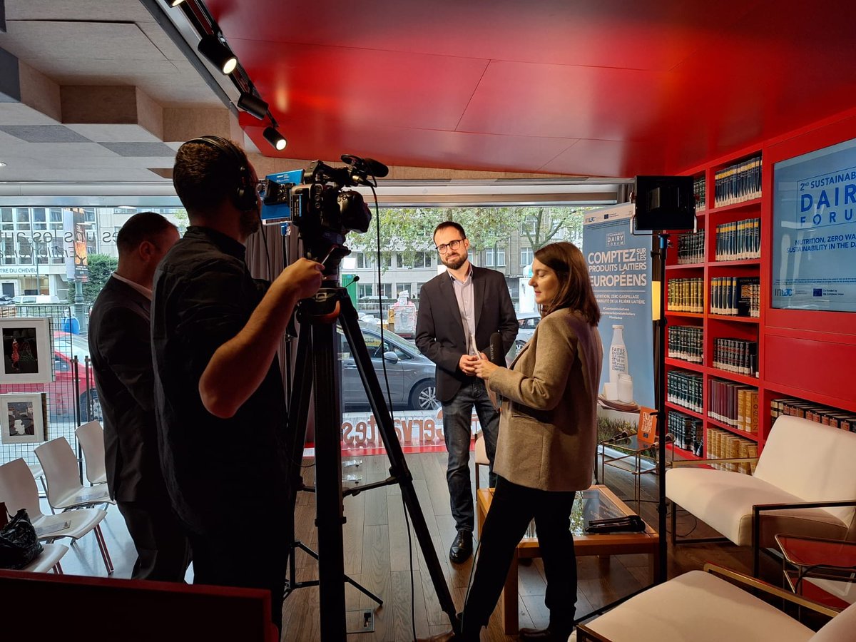 🥛Ahir es va celebrar el II #ForoLácteo d'<a href="/oia_inlac/">Interprof. Láctea</a> a l'<a href="/IC_Bruselas/">Instituto Cervantes Bruselas</a> 

<a href="/DavidFGuerrero/">David Fernández G.</a>, Investigador al #CREDA, va participar en un panell sobre el repte de les pèrdues i el #malbaratament alimentari al sector

🗣️"Necessitem incloure solucions holístiques per evitar el problema"