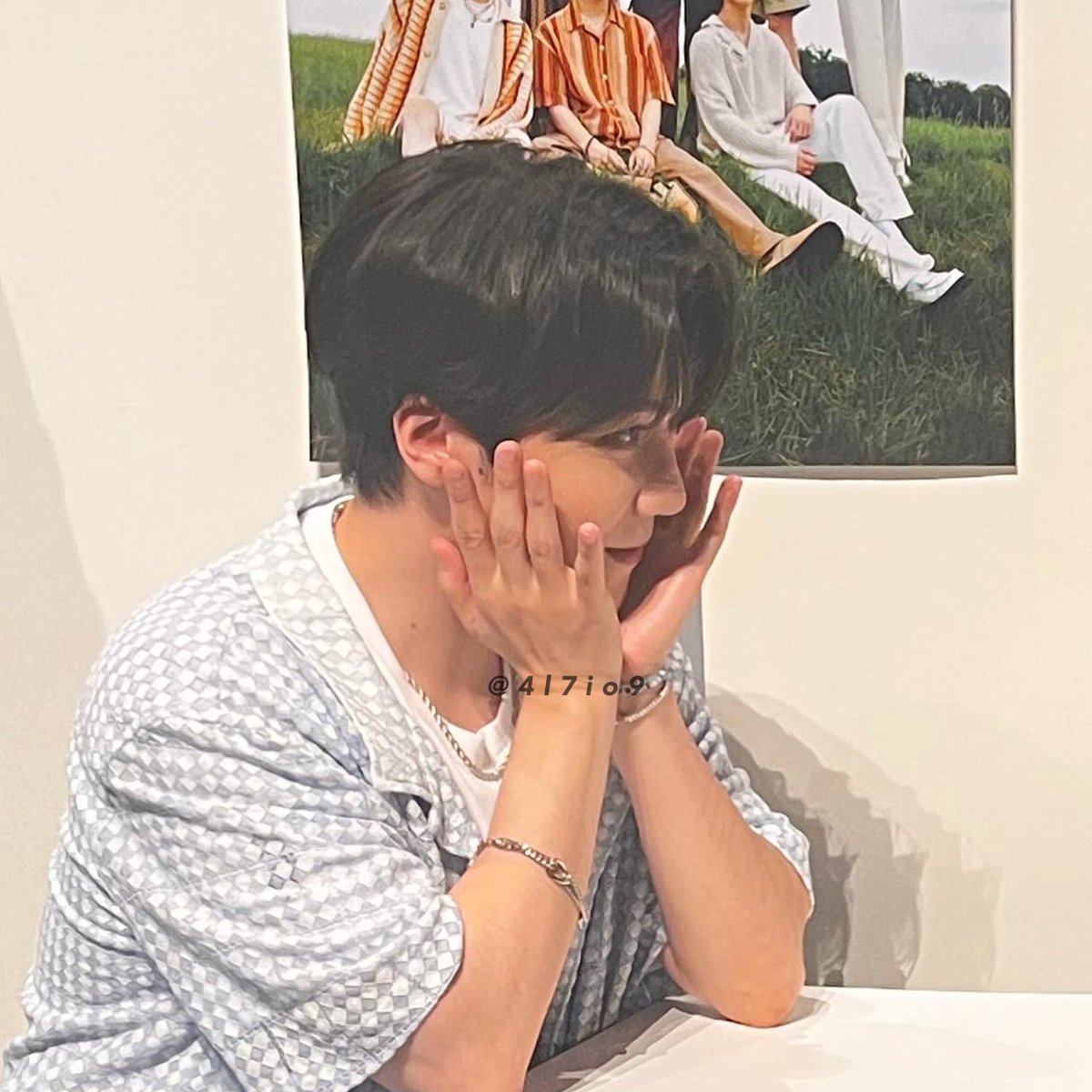 4l7io9's tweet photo. 220910 ~ 230903 ⋆°｡✩

고등학생이 되어 아르바이트를 시작하고 드디어 만날 수 있었던 정말 좋아하는 오빠ㅠㅠㅠ

 #펜타곤 #조진호 #PENTAGON  #JINHO  #universe  #ユニボスと繋がりたい https://t.co/BS1iRwbGeF