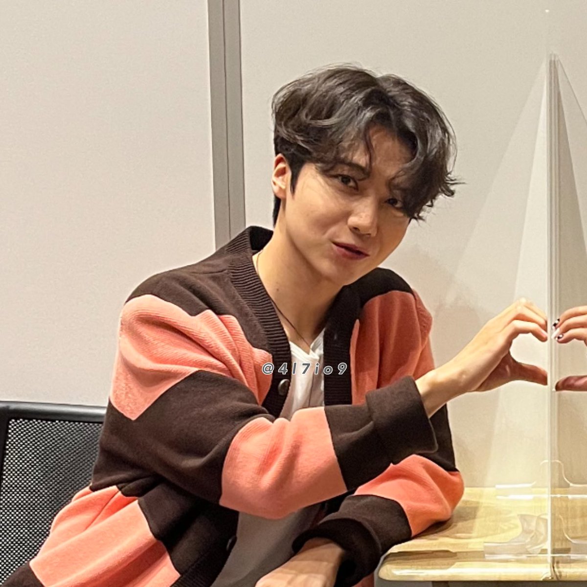 4l7io9's tweet photo. 220910 ~ 230903 ⋆°｡✩

고등학생이 되어 아르바이트를 시작하고 드디어 만날 수 있었던 정말 좋아하는 오빠ㅠㅠㅠ

 #펜타곤 #조진호 #PENTAGON  #JINHO  #universe  #ユニボスと繋がりたい https://t.co/BS1iRwbGeF