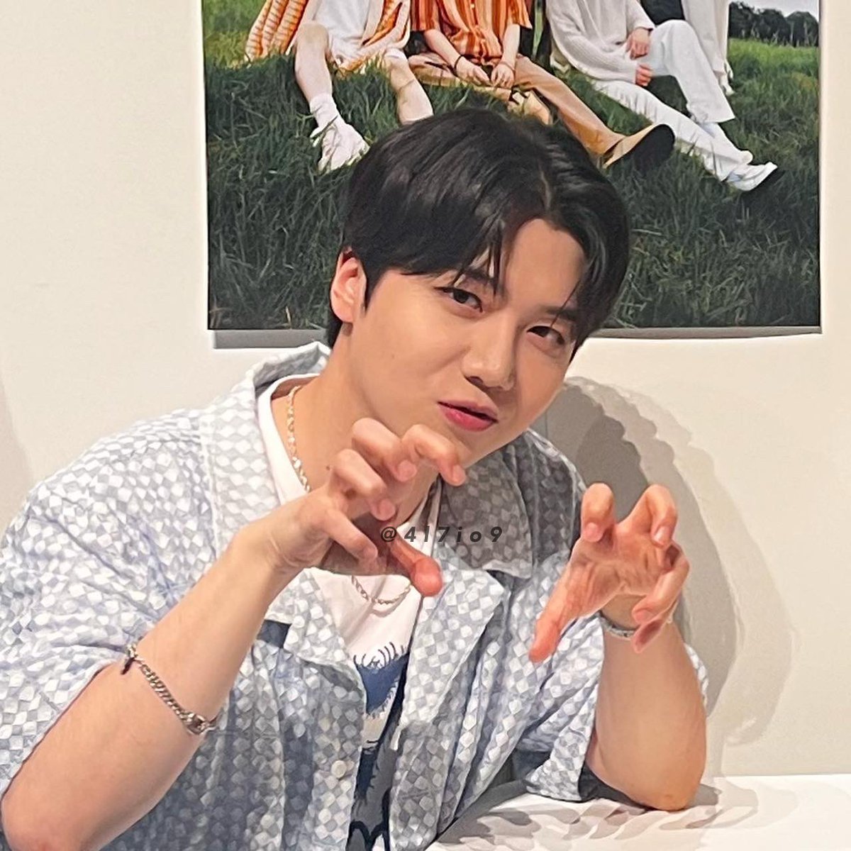 4l7io9's tweet photo. 220910 ~ 230903 ⋆°｡✩

고등학생이 되어 아르바이트를 시작하고 드디어 만날 수 있었던 정말 좋아하는 오빠ㅠㅠㅠ

 #펜타곤 #조진호 #PENTAGON  #JINHO  #universe  #ユニボスと繋がりたい https://t.co/BS1iRwbGeF