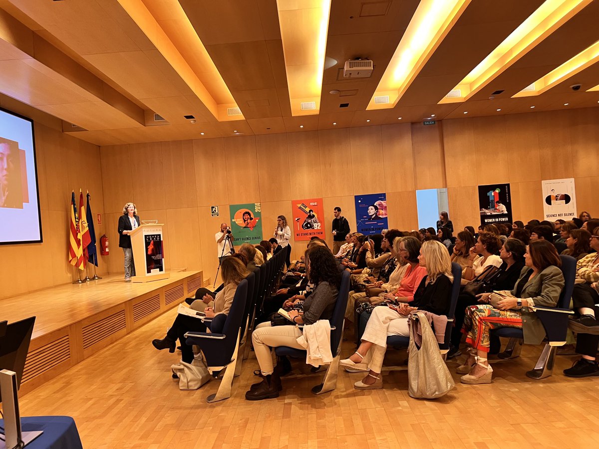 Magdaenlux's tweet photo. Comienza Women Lead. shaking Science. Deborah Burks inicia un gran día. #womenlead #proyectofutura https://t.co/X8rVkRlwEL