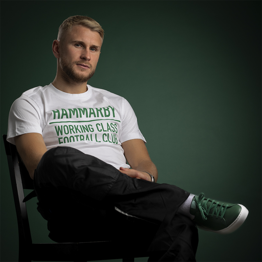 Snälla sluta aldrig vara Bajen! Simon Strand sitter alltså med en "Working Class Football Club" tischa samtidigt som Bajen Premium (wtf) ska kränga skor gjorda på italienskt läder, hållbart producerade i Portugal, designade på Årsta för 2995kr😂