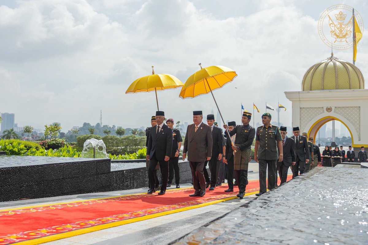 HRHJohorII's tweet photo. SULTAN JOHOR MEMPENGERUSIKAN MESYUARAT MAJLIS RAJA-RAJA KE-262

DYMM Sultan Johor, Sultan Ibrahim Ibni Almarhum Sultan Iskandar, mempengerusikan Mesyuarat Majlis Raja-Raja (MRR) Ke-262 di Istana Negara, Kuala Lumpur hari ini (25 Oktober).

Terdahulu, Baginda Tuanku Sultan Ibrahim tiba di Istana Negara pada jam 10.25 pagi. 

Ketibaan DYMM Sultan Johor disambut YAB Datuk Onn Hafiz Ghazi, Menteri Besar yang mengiringi Baginda ke mesyuarat berkenaan. 

Baginda Tuanku Sultan turut berkenan memberi tabik hormat ke atas Kawalan Kehormatan Utama (KKU) yang dibarisi Batalion Pertama Rejimen Askar Melayu Diraja di Dataran Utama, Istana Negara.

DYMM Sultan Ibrahim kemudian menanam pokok Mentega di pekarangan Istana Negara bersama KDYMM Seri Paduka Baginda Yang di-Pertuan Agong, Al-Sultan Abdullah Ri’ayatuddin Al-Mustafa Billah Shah Ibni Almarhum Sultan Haji Ahmad Shah Al-Musta’in Billah, bersempena Baginda Tuanku Sultan Johor mempengerusikan Mesyuarat MRR pada kali ini.

Semalam (24 Oktober), DYMM Sultan Ibrahim turut berangkat ke Pra-Mesyuarat Majlis Raja-Raja Ke-262, juga bertempat di Istana Negara.

https://t.co/itt6E2biKc