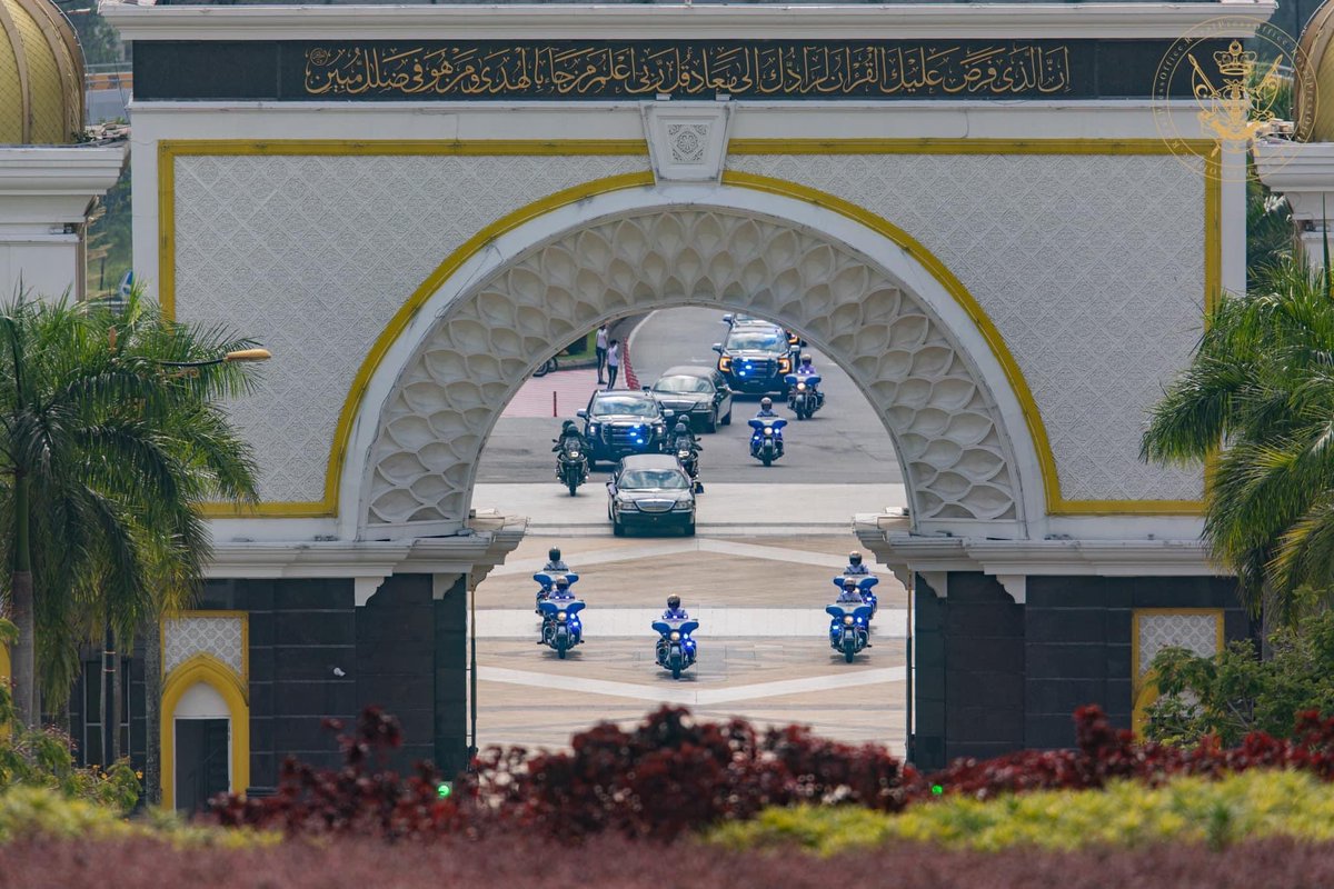 HRHJohorII's tweet photo. SULTAN JOHOR MEMPENGERUSIKAN MESYUARAT MAJLIS RAJA-RAJA KE-262

DYMM Sultan Johor, Sultan Ibrahim Ibni Almarhum Sultan Iskandar, mempengerusikan Mesyuarat Majlis Raja-Raja (MRR) Ke-262 di Istana Negara, Kuala Lumpur hari ini (25 Oktober).

Terdahulu, Baginda Tuanku Sultan Ibrahim tiba di Istana Negara pada jam 10.25 pagi. 

Ketibaan DYMM Sultan Johor disambut YAB Datuk Onn Hafiz Ghazi, Menteri Besar yang mengiringi Baginda ke mesyuarat berkenaan. 

Baginda Tuanku Sultan turut berkenan memberi tabik hormat ke atas Kawalan Kehormatan Utama (KKU) yang dibarisi Batalion Pertama Rejimen Askar Melayu Diraja di Dataran Utama, Istana Negara.

DYMM Sultan Ibrahim kemudian menanam pokok Mentega di pekarangan Istana Negara bersama KDYMM Seri Paduka Baginda Yang di-Pertuan Agong, Al-Sultan Abdullah Ri’ayatuddin Al-Mustafa Billah Shah Ibni Almarhum Sultan Haji Ahmad Shah Al-Musta’in Billah, bersempena Baginda Tuanku Sultan Johor mempengerusikan Mesyuarat MRR pada kali ini.

Semalam (24 Oktober), DYMM Sultan Ibrahim turut berangkat ke Pra-Mesyuarat Majlis Raja-Raja Ke-262, juga bertempat di Istana Negara.

https://t.co/itt6E2biKc