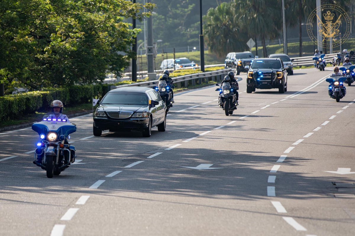 HRHJohorII's tweet photo. SULTAN JOHOR MEMPENGERUSIKAN MESYUARAT MAJLIS RAJA-RAJA KE-262

DYMM Sultan Johor, Sultan Ibrahim Ibni Almarhum Sultan Iskandar, mempengerusikan Mesyuarat Majlis Raja-Raja (MRR) Ke-262 di Istana Negara, Kuala Lumpur hari ini (25 Oktober).

Terdahulu, Baginda Tuanku Sultan Ibrahim tiba di Istana Negara pada jam 10.25 pagi. 

Ketibaan DYMM Sultan Johor disambut YAB Datuk Onn Hafiz Ghazi, Menteri Besar yang mengiringi Baginda ke mesyuarat berkenaan. 

Baginda Tuanku Sultan turut berkenan memberi tabik hormat ke atas Kawalan Kehormatan Utama (KKU) yang dibarisi Batalion Pertama Rejimen Askar Melayu Diraja di Dataran Utama, Istana Negara.

DYMM Sultan Ibrahim kemudian menanam pokok Mentega di pekarangan Istana Negara bersama KDYMM Seri Paduka Baginda Yang di-Pertuan Agong, Al-Sultan Abdullah Ri’ayatuddin Al-Mustafa Billah Shah Ibni Almarhum Sultan Haji Ahmad Shah Al-Musta’in Billah, bersempena Baginda Tuanku Sultan Johor mempengerusikan Mesyuarat MRR pada kali ini.

Semalam (24 Oktober), DYMM Sultan Ibrahim turut berangkat ke Pra-Mesyuarat Majlis Raja-Raja Ke-262, juga bertempat di Istana Negara.

https://t.co/itt6E2biKc