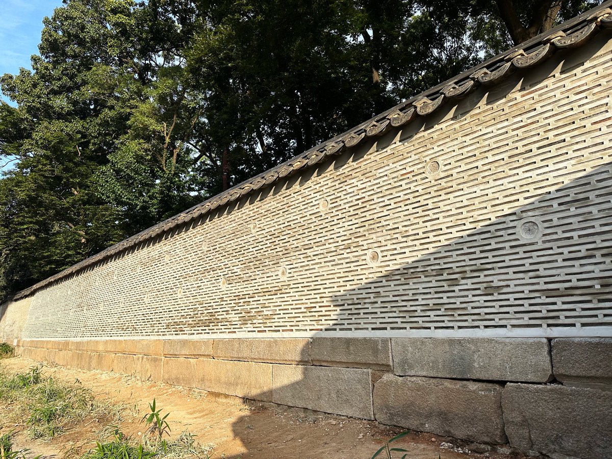 올해 풍수해 피해를 입었던 #창덕궁 #인정전 담장(약 16m)의 복구 작업을 완료했습니다! 집중호우로 붕괴된 #담장 은 높이 3m, 둘레 90m 정도의 규모로 인정전 뒤편에 있는데요, 이번 붕괴 구간 뿐만 아니라 추가 붕괴 우려가 있는 담장 8m 구간도 보수해 총 24m 가량의 담장을 복구했습니다.