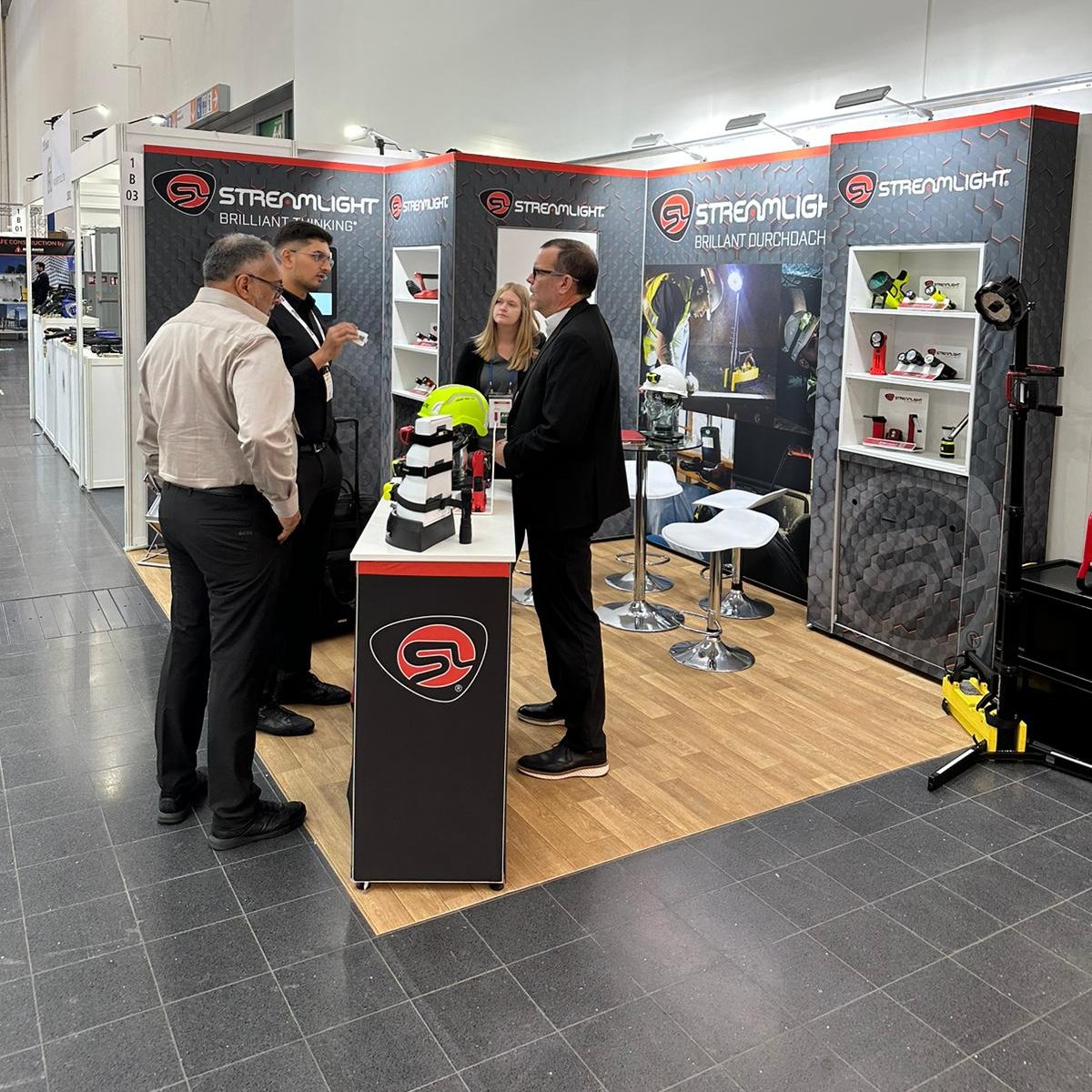 StreamlightDE's tweet image. Was für großartige Tage wir bisher auf der @AplusATradeFair in Düsseldorf erlebt haben! 

Wir sind noch bis morgen da – schauen Sie also unbedingt an unserem Stand vorbei und sprechen Sie mit uns, falls Sie es nicht schon getan haben. 

Stand: Halle 1, B03. 

#AplusA2023 #AplusA