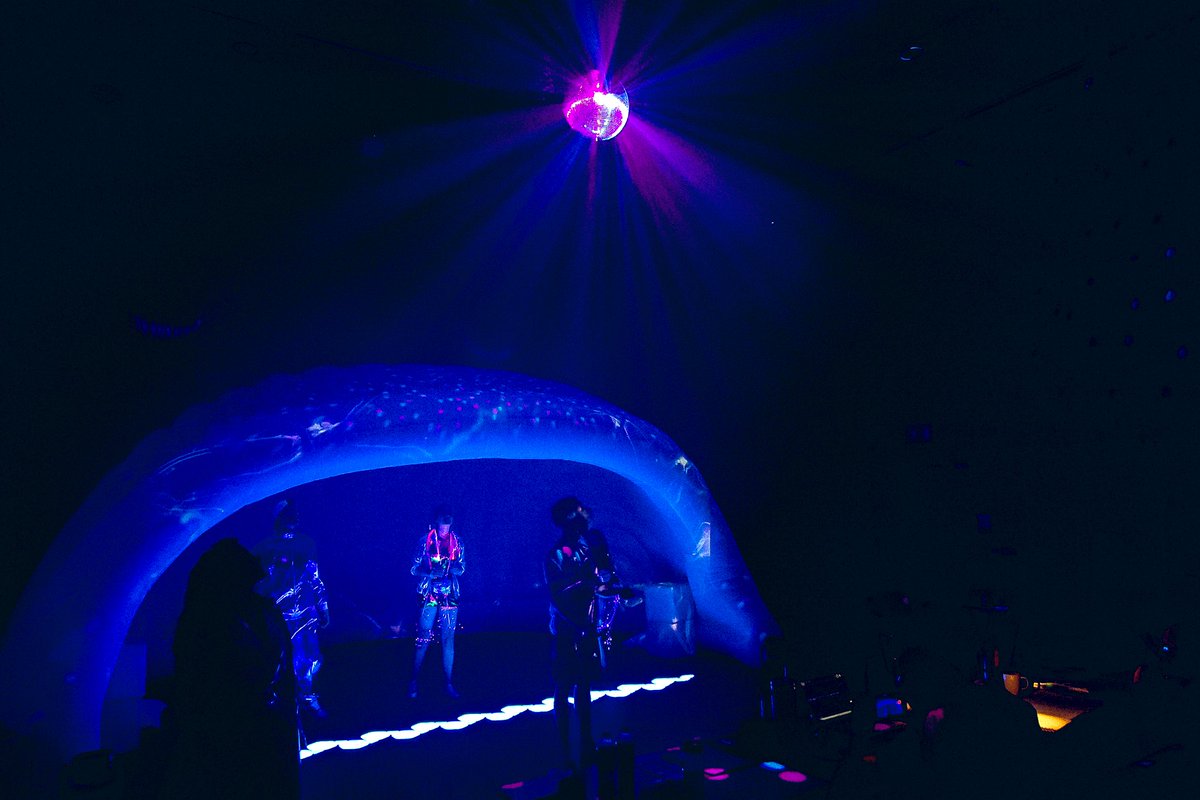 theatre_life2's tweet photo. Our team at #yourbrainexplained are doing an incredible job on stage, as well as taking charge of the set-up, strike, & inflation & deflation of our giant brain dome! 🧠🎉🤩
We’re thrilled to bring our production directly into the community, providing greater access to theatre! https://t.co/aD0VoHlXsy