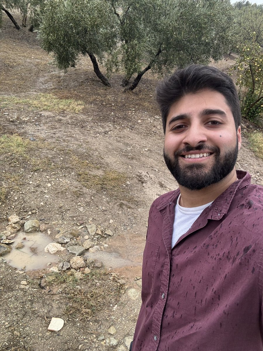 emaadparacha's tweet photo. Here I am in New Zealand (in Auckland, NZ) and in Spain(near Pruna, Spain) with the pieces of bread 🍞 https://t.co/emnhPM7uMG