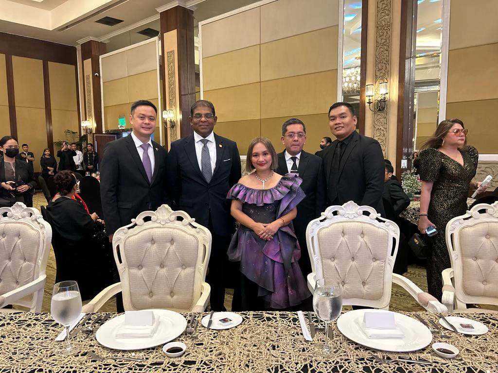 On 23 October, H.E Ambassador attended the Rising Tigers and Nation Builders- the Power Gala which was held at the Manila Hotel. During the Gala, H.E Ambassador also witnessed Mr. Alan Cheah from CarSome, a soon to be unicorn of Malaysian origin, receiving one of the awards.