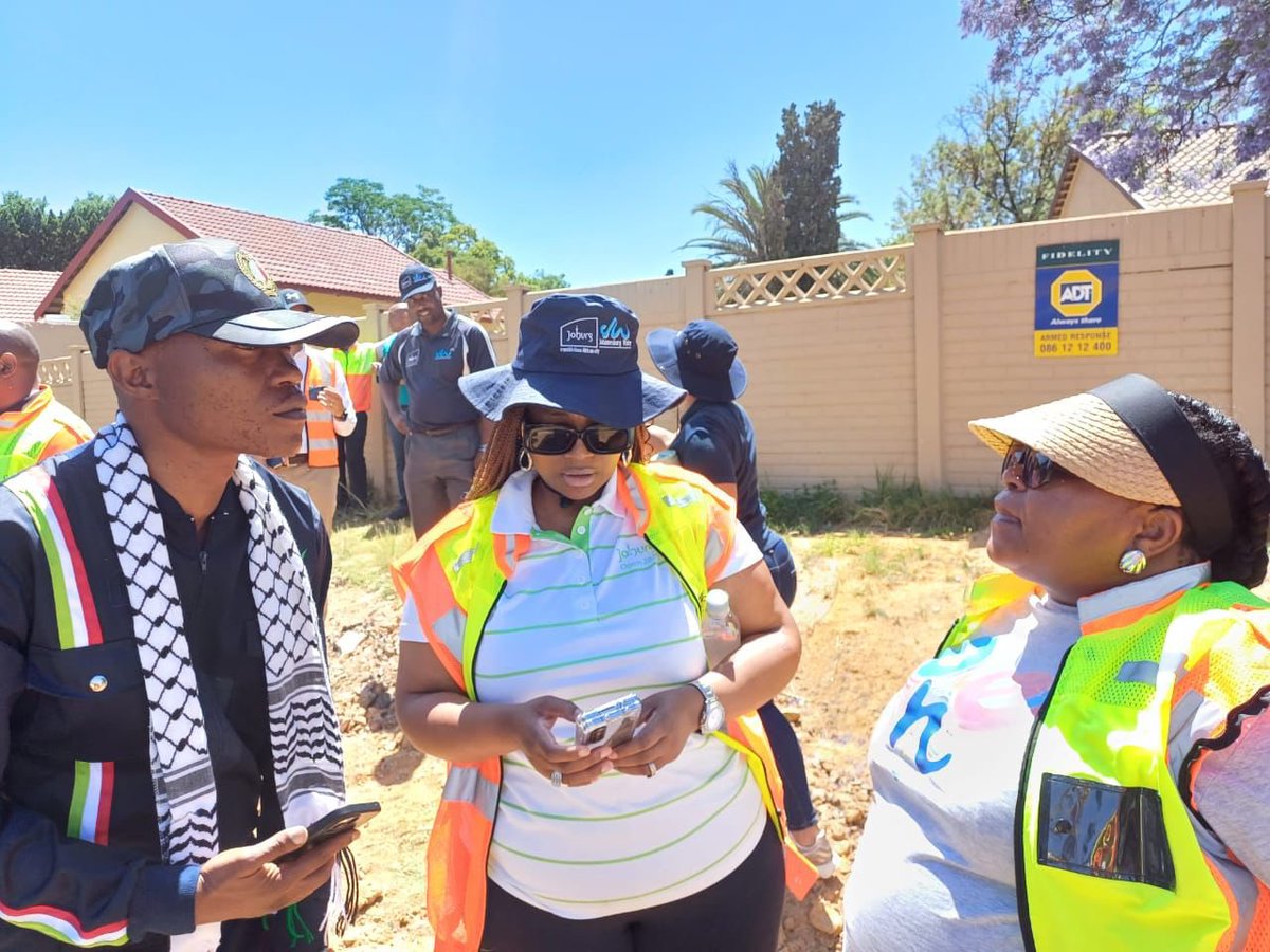 Eunice_Mgcina's tweet photo. In #RegionE for our weekly Accelerated Service Delivery. W/ Mayor @KabeloGwamanda & Councillors tackling issues such as illegal dumping, illegal electricity connections, etc. Our teams are also conducting education & outreach programmes. #DevelopmentplanningCoj #servicedelivery https://t.co/XOQPsUfkj1
