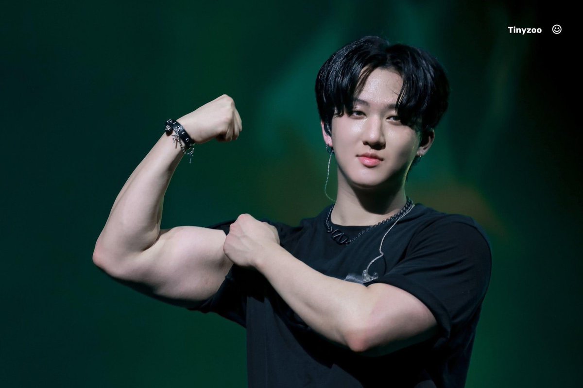 kidracha's tweet photo. kaos item 💪🏻 lengan digulung 💪🏻💪🏻 flexing bisep 💪🏻 PERSIS CHANGBIN BGT WKWKWKWK KEREN MAS TENUE + point karena effort pake koprol 😭 https://t.co/ZMPfBRcZCB