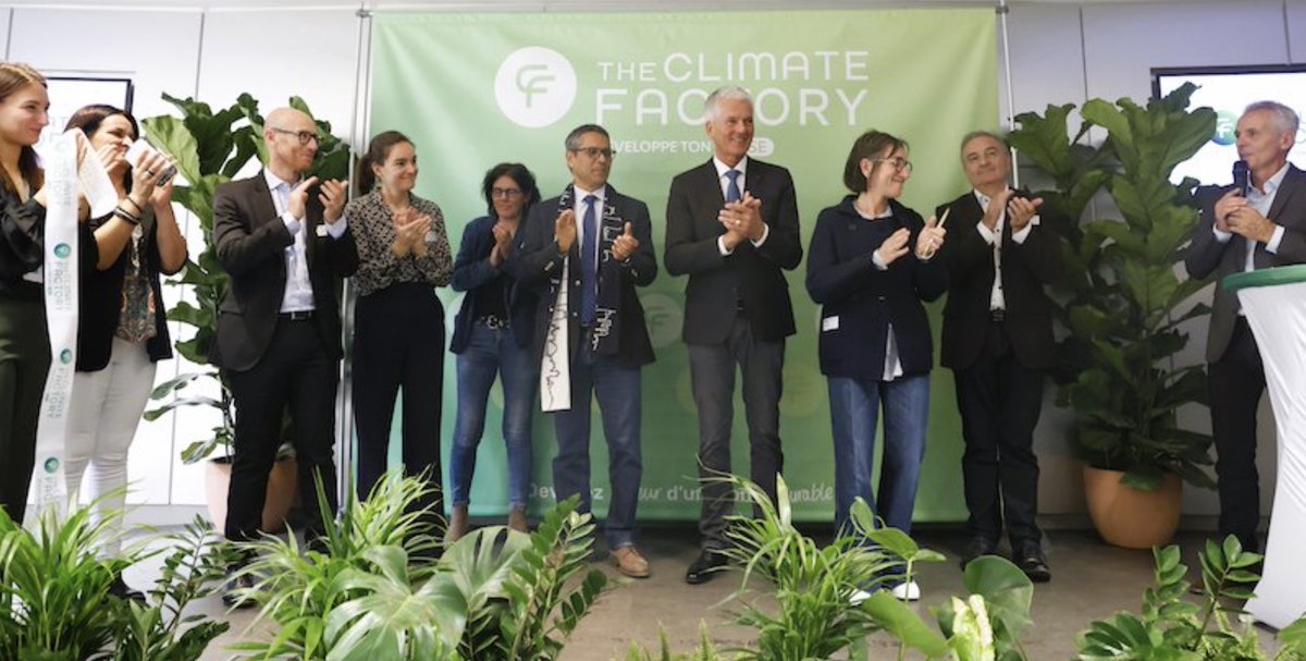 ECOMNEWS (@ecom_news) on Twitter photo 🌱 📚 #Lyon : Le <a href="/MedefAura/">MEDEF Auvergne-Rhône-Alpes</a> inaugure sa Climate Factory, l’école de la transition environnementale pour les entreprises. Une étape clé vers une croissance responsable. Décryptage. bit.ly/3Q1fxyM 🌱 📚 #Lyon : Le <a href="/MedefAura/">MEDEF Auvergne-Rhône-Alpes</a> inaugure sa Climate Factory, l’école de la transition environnementale pour les entreprises. Une étape clé vers une croissance responsable. Décryptage. bit.ly/3Q1fxyM