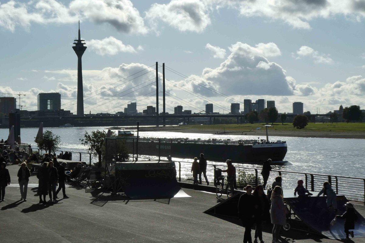 kh_struve's tweet photo. @FotoVorschlag 'Skyline' - in #Duesseldorf  im Gegenlicht #FotoVorschlag https://t.co/7QIUL6tf7o