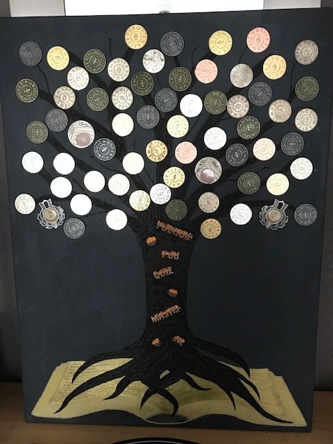Er zijn teams die geregeld in de prijzen vallen. Wat doe je met al die medailles? Nou dit bijvoorbeeld, je knutselt er een Boom Der Kennis van. Hoe toepasselijk en creatief! #Magnificent6