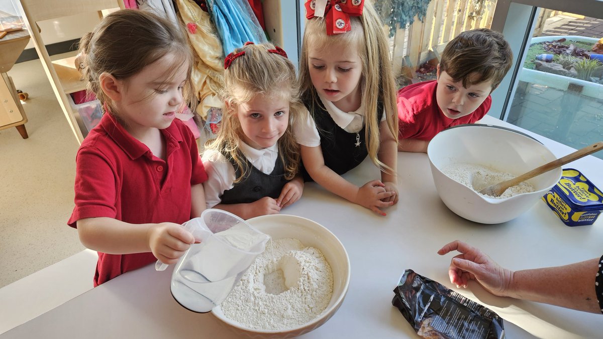 AbbeyPrim's tweet photo. Our Reception MasterChefs made hedgehog bread yesterday! ๐ฆ We had to snip the spikes with a scissors. #ReceptionSP https://t.co/HsmBJTFzrQ