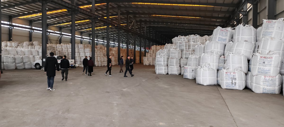 CeramicProppant's tweet image. Customer visiting the fracturing proppant warehouse@Ceramic proppant AYC
