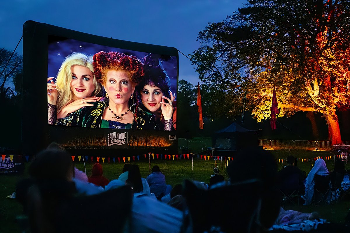 dgcars's tweet image. The open-air @adventur_cinema is back and has a variety of spooky movies to enjoy in venues across the Midlands. 🎥🎃

Don’t miss out!

📷: @adventur_cinema

#openaircinema #outdoorcinema #halloweenmovies