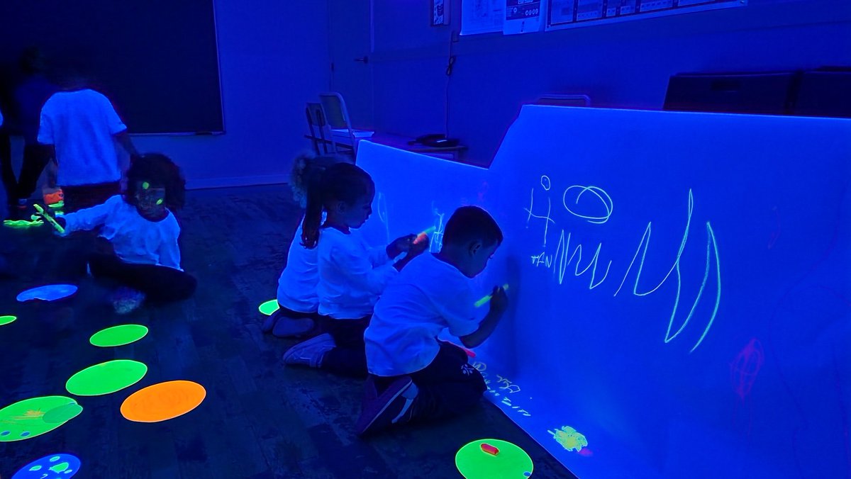 LaiaBlancoMDC's tweet photo. Una setmana més, els nens i nenes de I4 i I5 barrejats😍 a l'espai de llums i ombres 🔦🥳 https://t.co/1gQDkj2cye