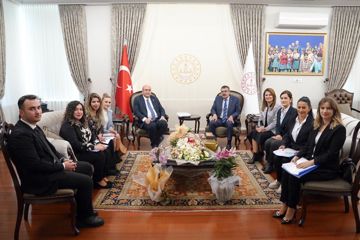 almancaplatform's tweet photo. Sayın Bakanım @Yusuf__Tekin biz öğretmenleri kırmayıp görüşmeye kabul ettiğiniz için size muteşekkiriz.Makama kabulumuzde emeği geçen Sayın @drleventeraslan hocama teşekkür ederiz. Türkiye yüzyılında öğretmenlik mesleğinin tüm boyutları detaylıca ele aldık. #OgretmenlerMasada https://t.co/r7cepPh3mM