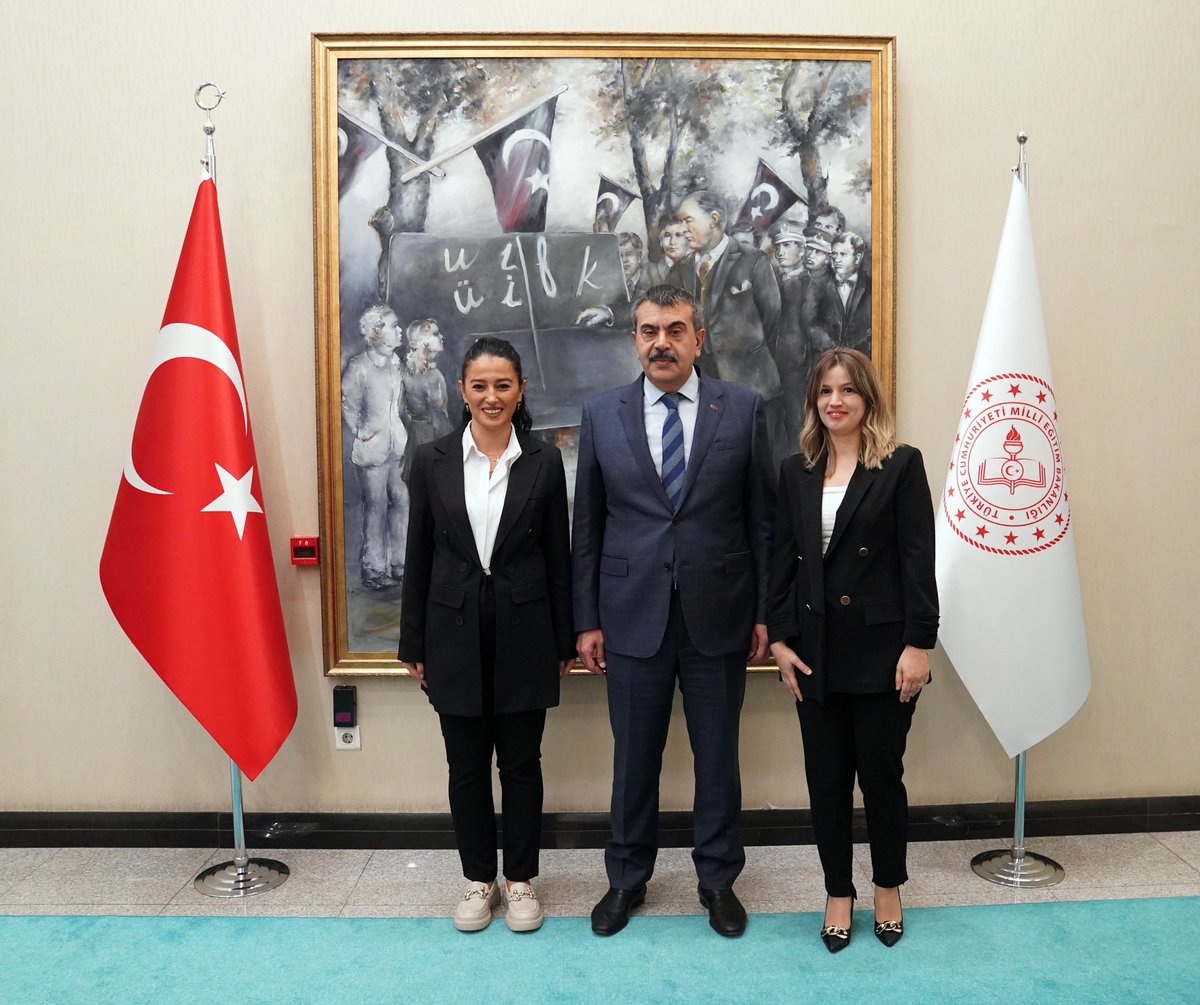 almancaplatform's tweet photo. Sayın Bakanım @Yusuf__Tekin biz öğretmenleri kırmayıp görüşmeye kabul ettiğiniz için size muteşekkiriz.Makama kabulumuzde emeği geçen Sayın @drleventeraslan hocama teşekkür ederiz. Türkiye yüzyılında öğretmenlik mesleğinin tüm boyutları detaylıca ele aldık. #OgretmenlerMasada https://t.co/r7cepPh3mM