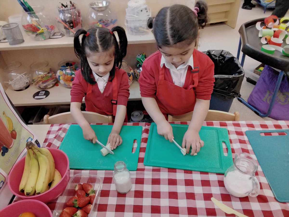 MarlboroughPrim's tweet photo. It is time to make delicious smoothies in Nursery. If you would like to drink a smoothie please give nursery your order. #Cooking #Minichefs #Nursery #EYFS https://t.co/P2cGReGbRy