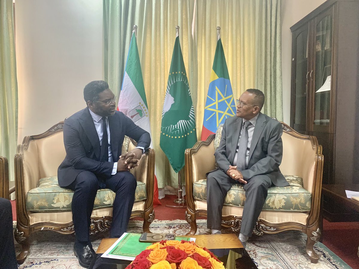 de_etiopia's tweet photo. El nuevo Embajador de #Guinea #Ecuatorial en #Etiopía, Miguel Ntutumu Evuna Andeme, ha hecho entrega de las Copias de Estilo este miércoles en Addis Abeba al Director General de Asuntos Protocolarios en el Ministerio de Asuntos Exteriores. https://t.co/BycDajfTSS