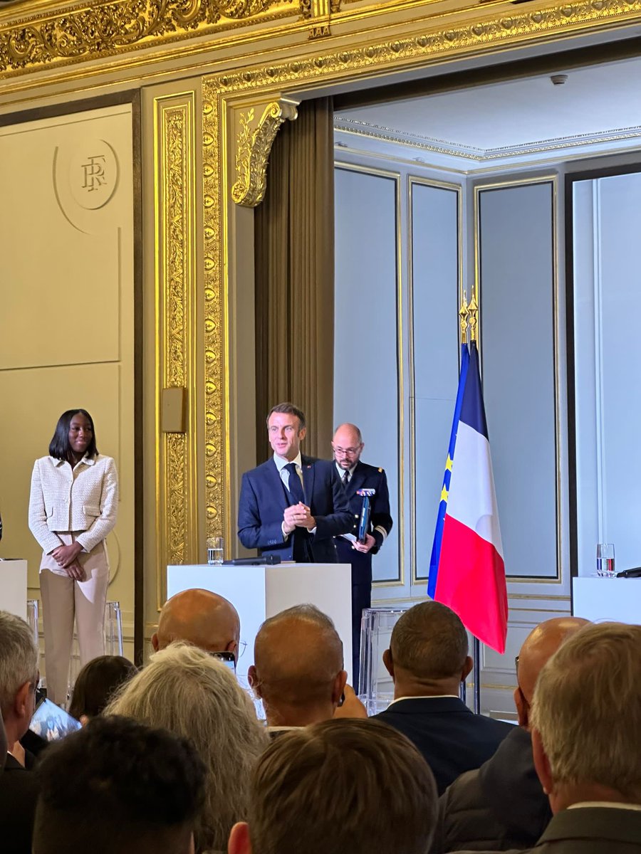 USGrigny's tweet photo. L’#Élysée a reçu l'US Grigny dans le cadre des associations engagées dans l'insertion par le sport.✨🤩

Bien plus qu'un simple honneur, c'est une reconnaissance de l'engagement de notre club qui œuvre chaque jour pour nos adhérents👏💪

#sport #elysee #grigny #insertion https://t.co/49LTAlt8H0
