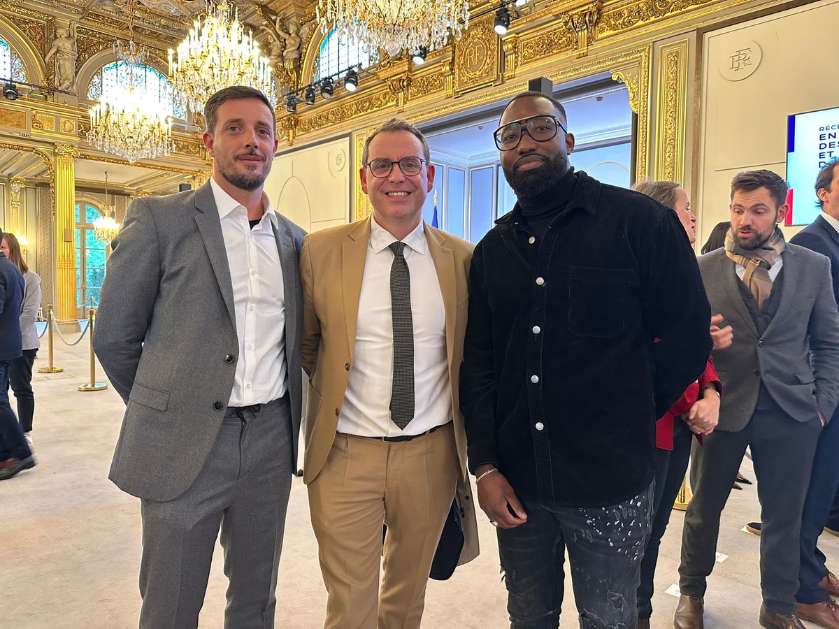 USGrigny's tweet photo. L’#Élysée a reçu l'US Grigny dans le cadre des associations engagées dans l'insertion par le sport.✨🤩

Bien plus qu'un simple honneur, c'est une reconnaissance de l'engagement de notre club qui œuvre chaque jour pour nos adhérents👏💪

#sport #elysee #grigny #insertion https://t.co/49LTAlt8H0