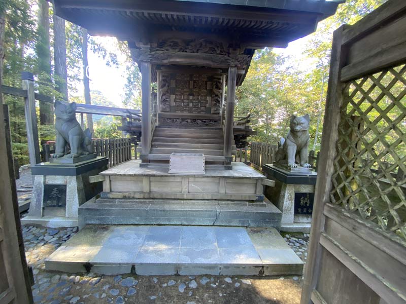 treasuredogs's tweet photo. 神社の奥の方はわんちゃんとは一緒に行けないのでスタッフにわんこは預けて交互においぬ様にお会いしてきました。

#武蔵御嶽神社 #青梅市 #武蔵御岳山 #御岳山 #犬好きさんと繋がりたい https://t.co/7mCtqtYwTq