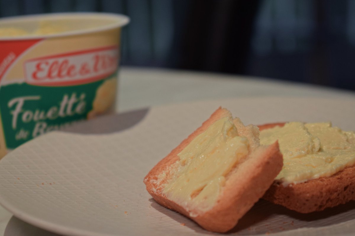 clumsx's tweet photo. Une innovation pour le quotidien !

J’ai pu testé la nouvelle recette de Elle &amp; Vire, pas un simple beurre, une spécialité de beurre et crème avec une texture fouettée. 

Un beurre pratique à tartiner qui m’a facilité mon petit-déjeuner 

#elleetvire #fouettedebeurre https://t.co/ZwYClICKlI