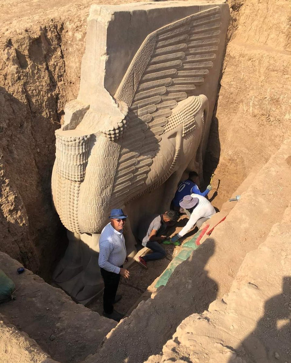 Arkeofili's tweet photo. Irak’ta Arkeologlar Anıtsal Lamassu Kabartmasını Ortaya Çıkardı

Kabartma ilk kez 1992 yılında Iraklı bir kazı ekibi tarafından keşfedildi. Anıtsal kabartmanın kafası 1995 yılında çalındı, ancak daha sonra kurtarıldı ve bulunduğu yer olan Bağdat’taki Irak Ulusal Müzesi’ne yerleştirildi.

Şimdi ise arkeologlar Lamassu kabartmasının tamamını gün yüzüne çıkardı. 

Ayrıntılar: https://t.co/vMQuq19orz