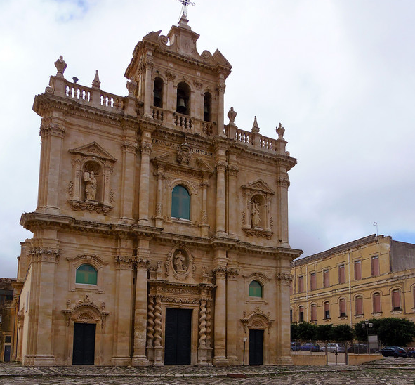 TgrRaiSicilia's tweet photo. Tariffa-pizzo da cento euro per i funerali, arrestato il parroco della chiesa madre di #Sortino, nel Siracusano, per estorsione. L'indagine dei carabinieri scattata dopo una denuncia
@TgrRai
#IoSeguoTgr
https://t.co/Ciy6AqOOTB https://t.co/4p86B5X0aL